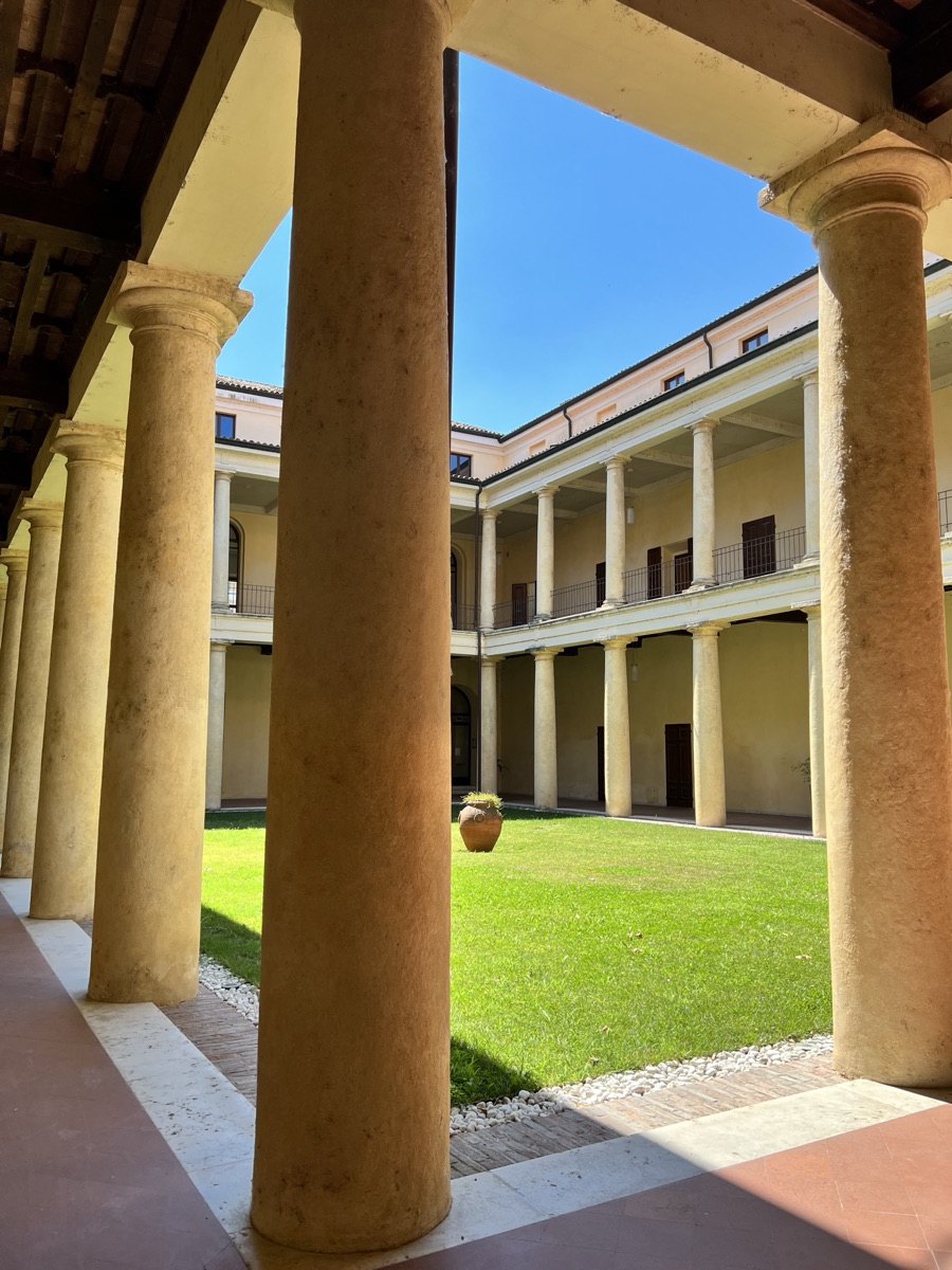 Cortile del campus di Mantova