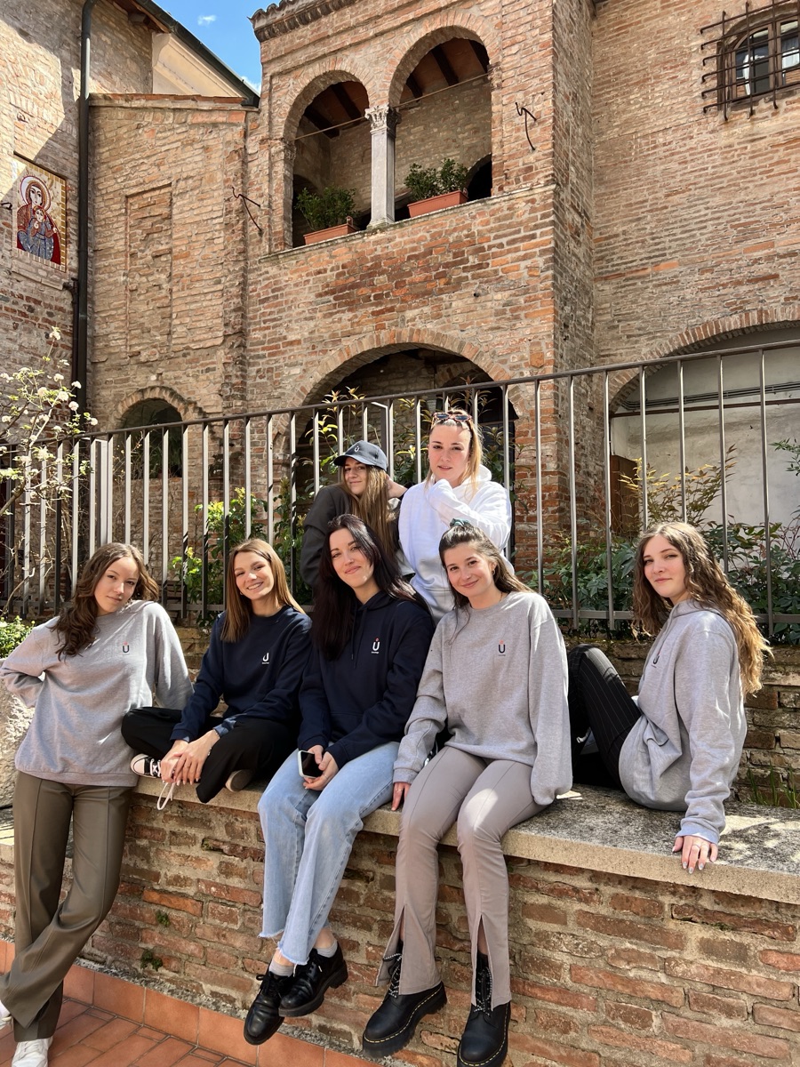 Studenti nel cortile del campus di Mantova
